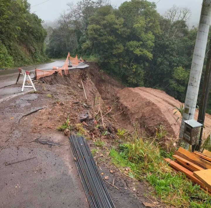 Apesar dos danos na via, nenhuma resid�ncia foi atingida e n�o h� registro de feridos