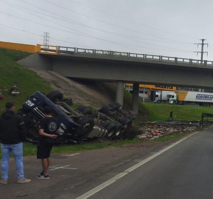 Carreta tombou na ERS-122, em Caxias do Sul