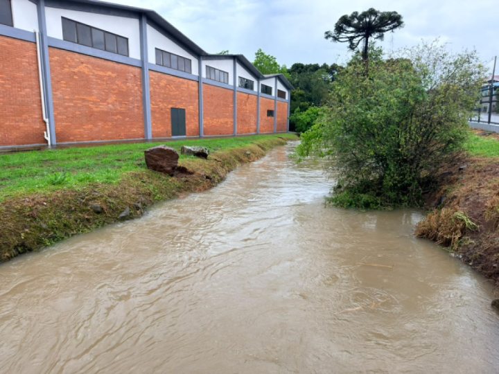 Defesa Civil alerta para risco muito alto de enxurradas e cheias em arroios e rios pequenos