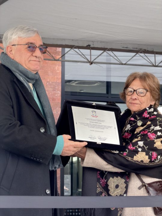 Escritora Denise Leal com o prefeito S�rgio Chesini