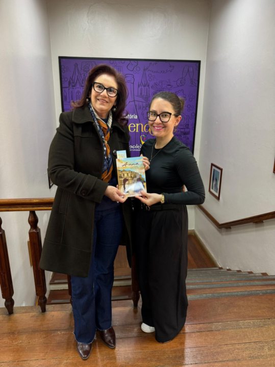 Escritora Fernanda Masutti com Lina Furlanetto, Secret�ria de Turismo e Cultura de Garibaldi 