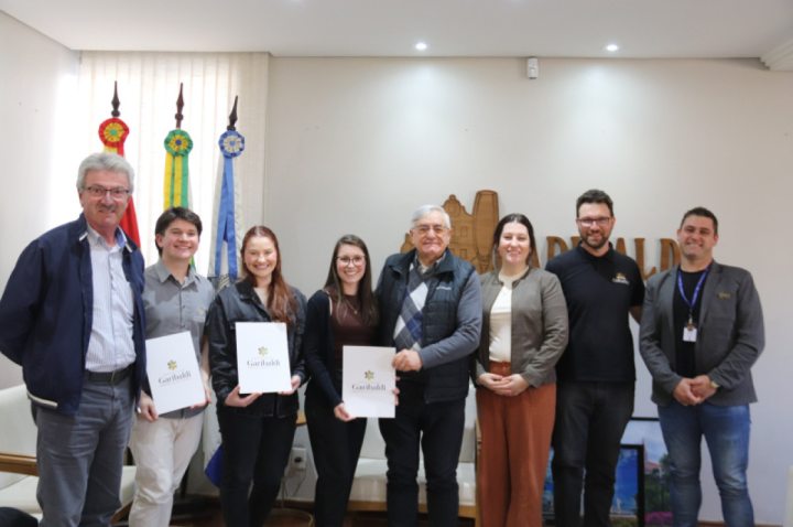 Garibaldi -Prefeitura entrega termos a selecionados para especializa��o internacional em vinhos espumantes 