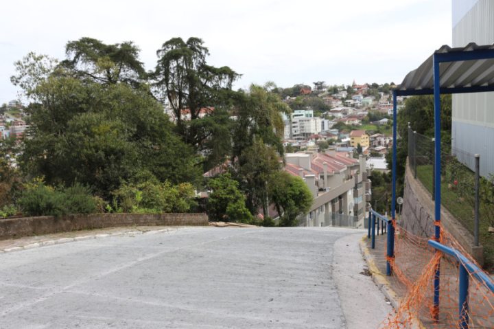 Garibaldi-Rua Madre Justina In�s recebe pavimenta��o em concreto