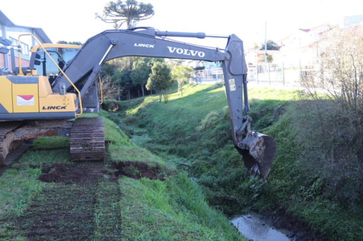 Garibaldi - Secretaria Municipal de Obras intensificou os servi�os de desassoreamento em diferentes regi�es da cidade