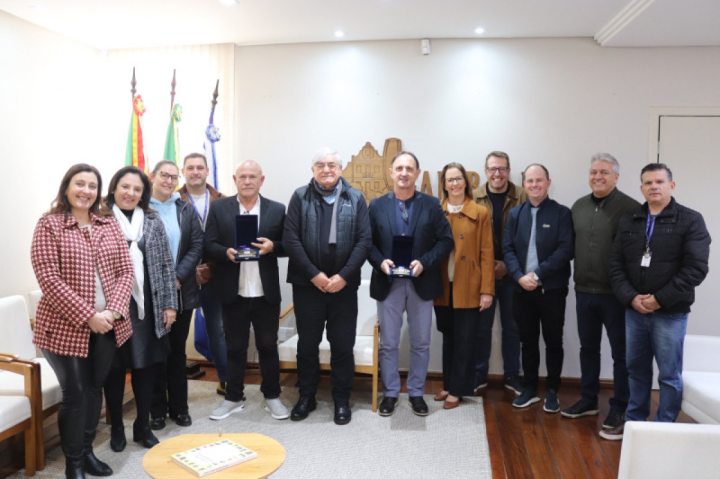 Homenagemaa aos atletas Jos� Valentini e Wolnei Caio