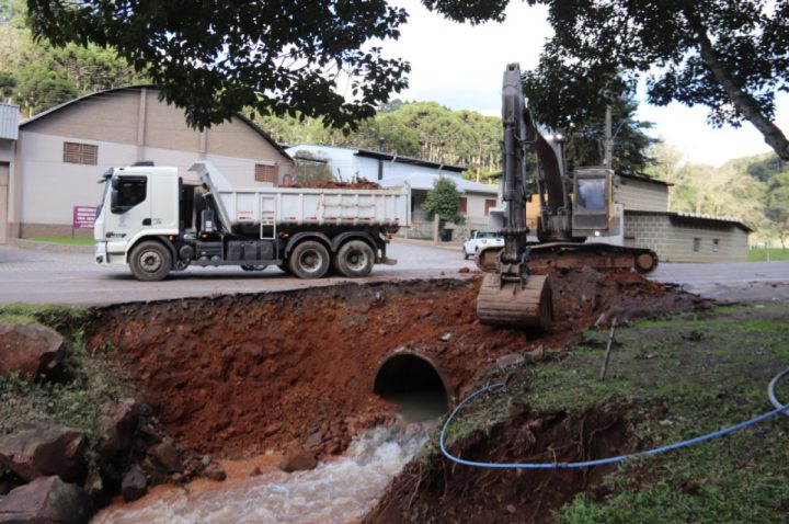 Importante obra de drenagem na Ponte da Linha Ara�jo e Souza.