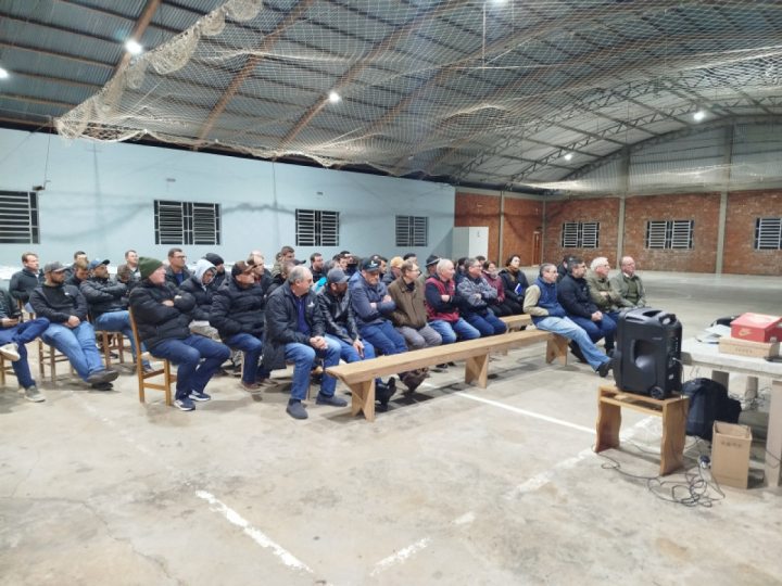 Prefefitura de Garibaldi re�ne lideran�as em Linha Camargo