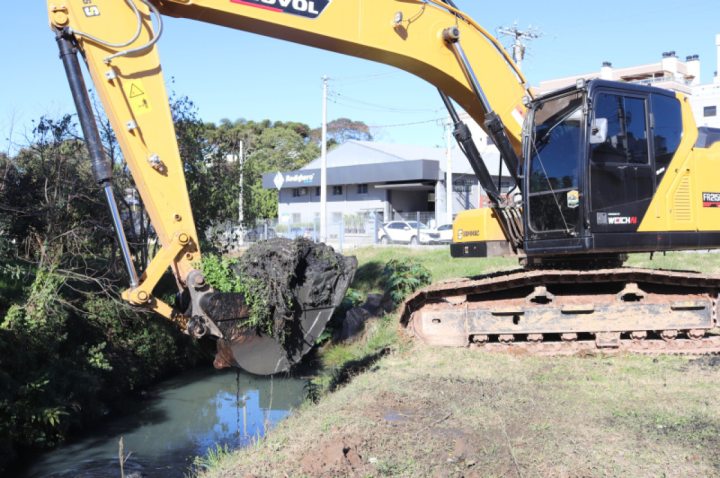 Prefeitura realiza desassoreamento de trecho do Arroio Marrec�o 
