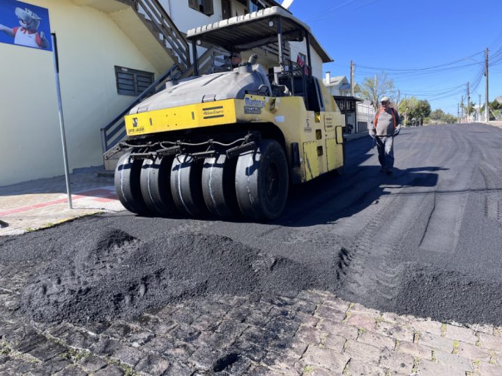 Reperfilagem da via iniciou na �ltima semana e prepara o pavimento existente para receber nova camada de asfalto no bairro S�o Francisco