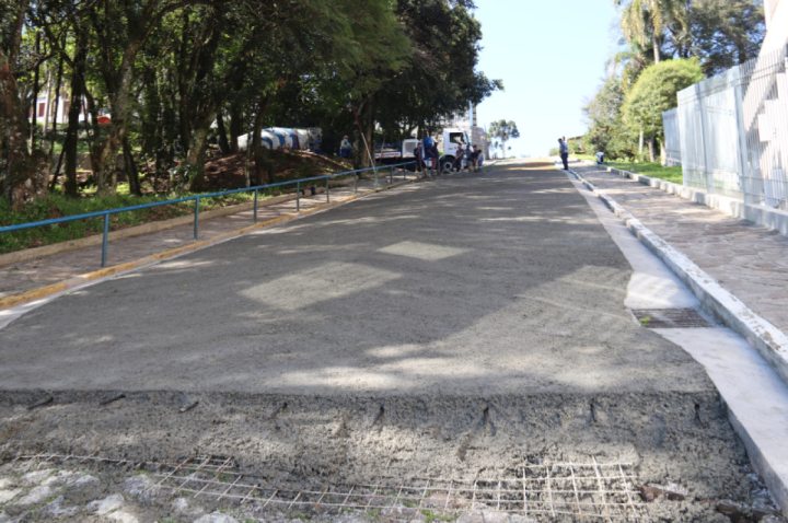 RUA MADRE JUSTINA IN�S RECEBE PAVIMENO R�GIDO DE CONCRETO, EM GARIBALDI, RS 