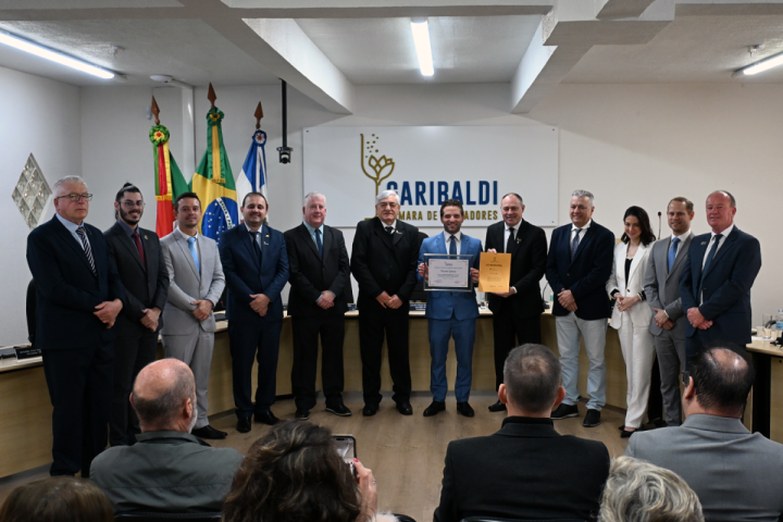 T�tulo de Cidad�o Garibaldense ao c�nsul-geral da It�lia em Porto Alegre, Valerio Caruso.