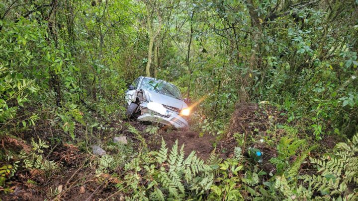 Uma sa�da de pista deixou quatro homens feridos na BR 470