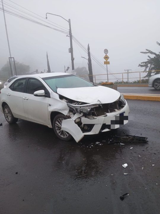 Ve�culo bate em poste em Carlos Barbosa