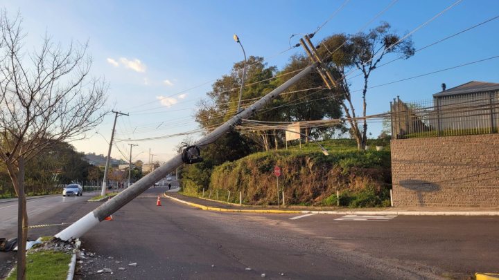 Ve�culo bate em poste na Avenida Perimetral, em Garibaldi